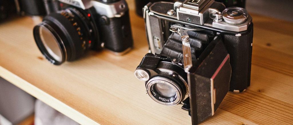 Analoge fototoestellen op een houten plank