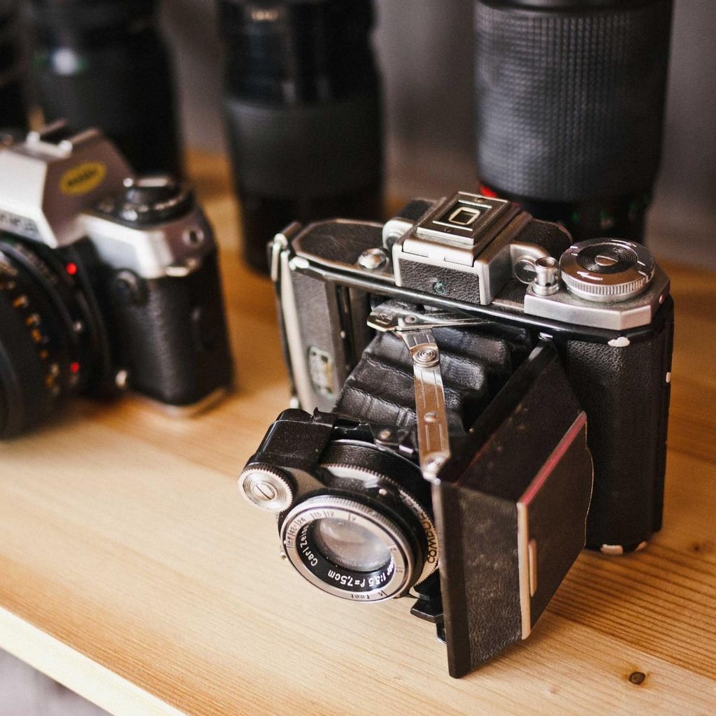 Een oude balgcamera, het soort toestel waarmee je in de eerste lessen manueel leert fotograferen