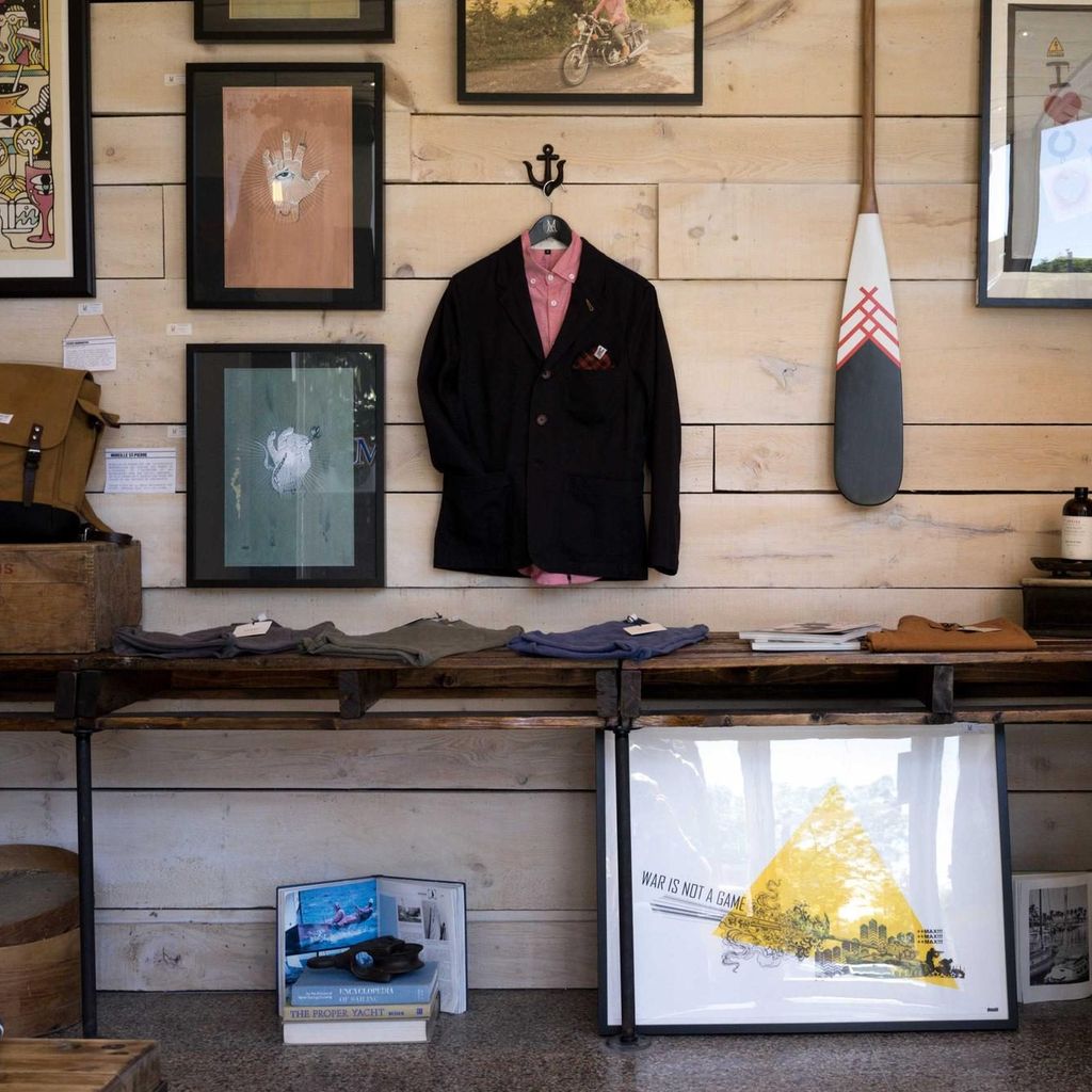 Het interieur van een kleine conceptstore met een blazer aan de muur